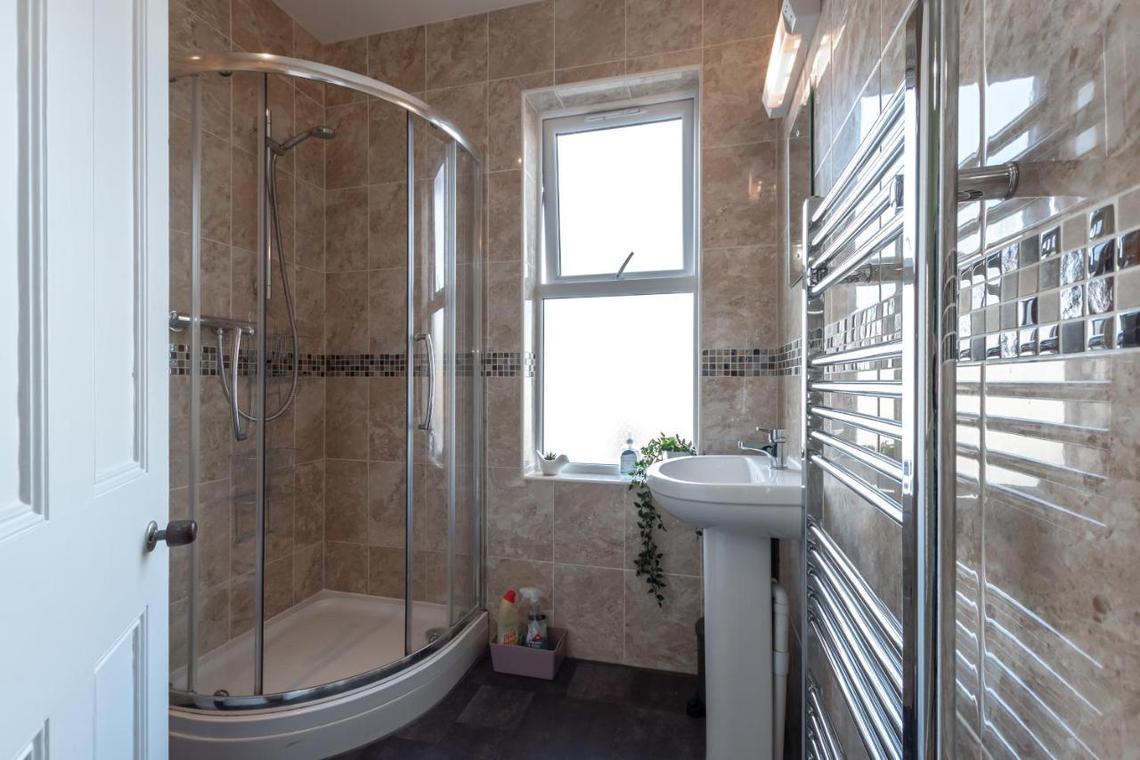 3-Bedroom House L Fast Wi-Fi L Garden L Newly Decorated L Close To Shops And Restaurants Μπόρνμουθ Εξωτερικό φωτογραφία